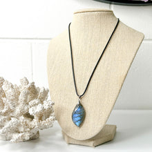 Load image into Gallery viewer, LABRADORITE PENDANT NECKLACE