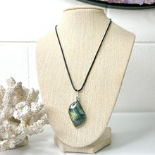 Load image into Gallery viewer, LABRADORITE PENDANT NECKLACE