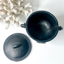 Load image into Gallery viewer, CAULDRON CAST IRON - TRIQUETRA