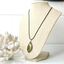 Load image into Gallery viewer, LABRADORITE PENDANT NECKLACE