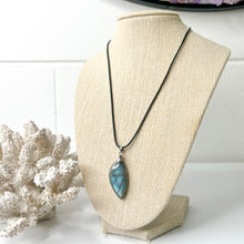 Load image into Gallery viewer, LABRADORITE PENDANT NECKLACE