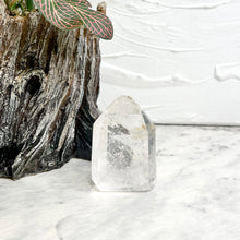 Load image into Gallery viewer, CLEAR QUARTZ POINT