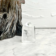 Load image into Gallery viewer, CLEAR QUARTZ POINT