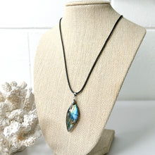 Load image into Gallery viewer, LABRADORITE PENDANT NECKLACE