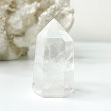 Load image into Gallery viewer, CLEAR QUARTZ POINT