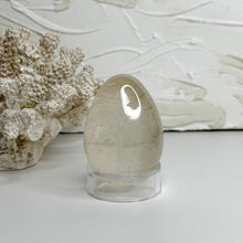 Load image into Gallery viewer, CLEAR QUARTZ EGG