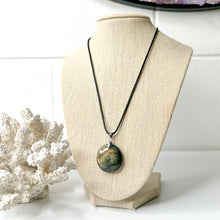 Load image into Gallery viewer, LABRADORITE PENDANT NECKLACE