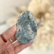 Load image into Gallery viewer, CELESTITE EGG