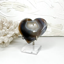 Load image into Gallery viewer, AGATE HEART SLICE