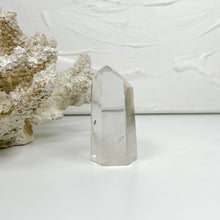 Load image into Gallery viewer, CLEAR QUARTZ POINT