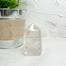 Load image into Gallery viewer, CLEAR QUARTZ POINT