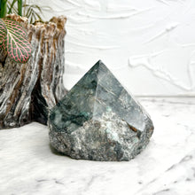 Load image into Gallery viewer, EMERALD ROUGH POINT