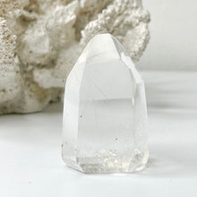 Load image into Gallery viewer, CLEAR QUARTZ POINT
