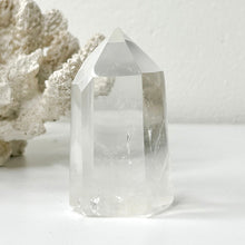 Load image into Gallery viewer, CLEAR QUARTZ POINT
