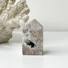 Load image into Gallery viewer, WHITE QUARTZ AGATE POINT
