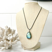 Load image into Gallery viewer, LABRADORITE PENDANT NECKLACE
