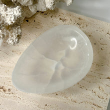 Load image into Gallery viewer, SELENITE TRIANGLE BOWL
