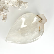 Load image into Gallery viewer, CLEAR QUARTZ LEAF BOWL
