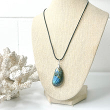 Load image into Gallery viewer, LABRADORITE PENDANT NECKLACE
