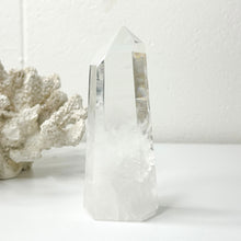 Load image into Gallery viewer, CLEAR QUARTZ POINT
