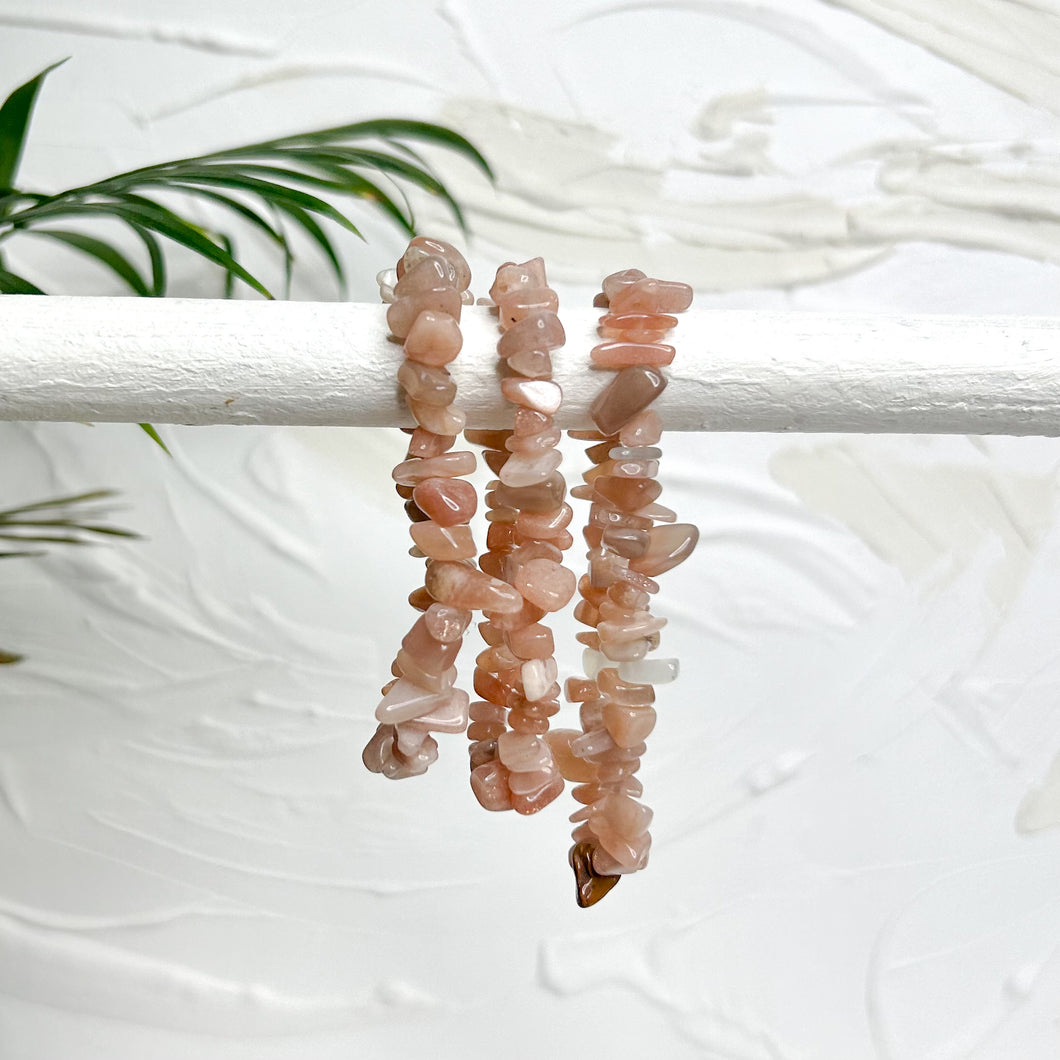 PEACH MOONSTONE CHIP BRACELET